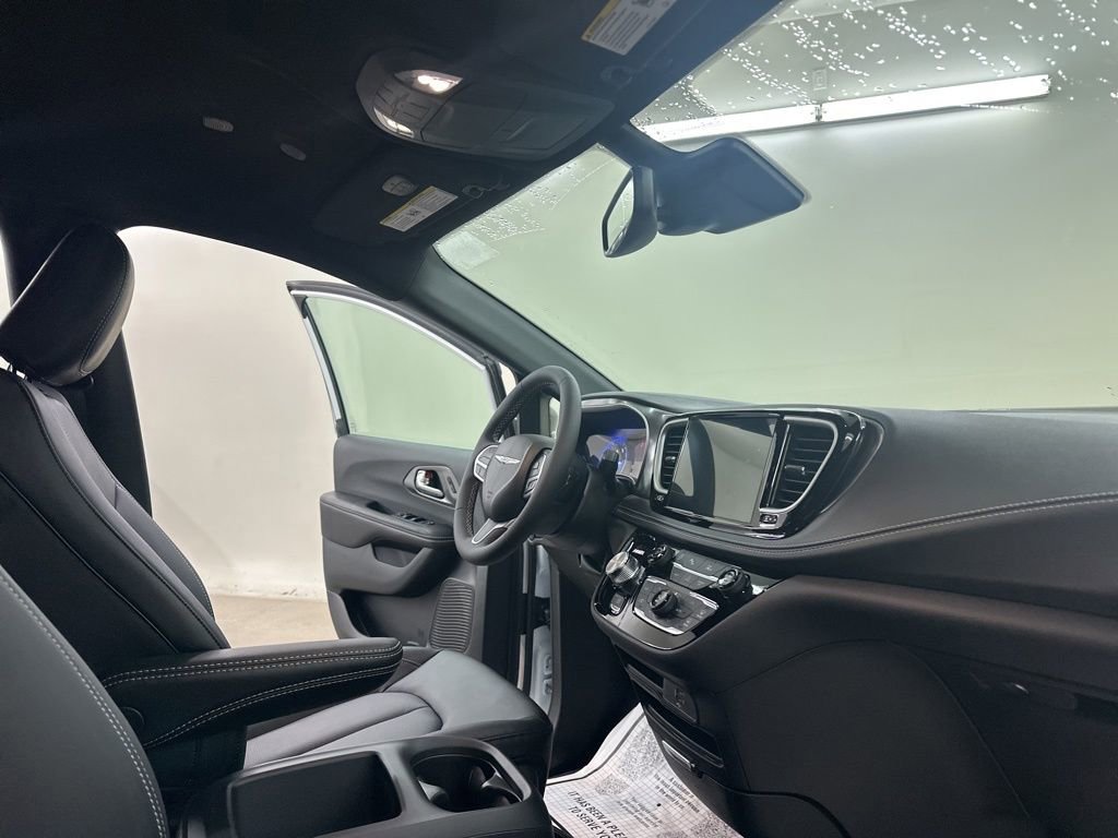 New 2026 Chrysler Pacifica Select image 16