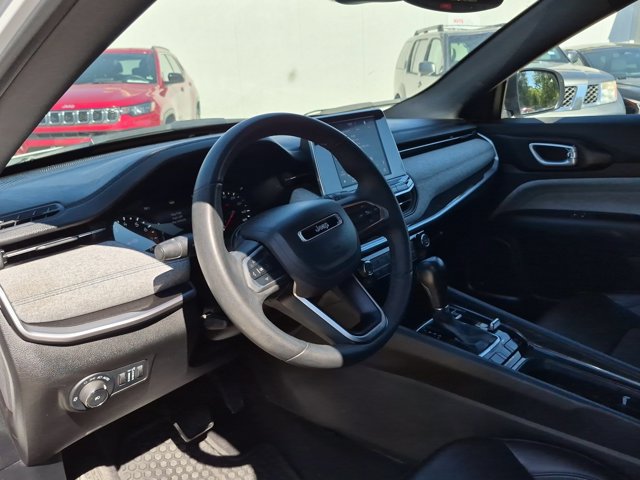 Used 2025 Jeep Compass Latitude w/ Sun & Sound Group AWD/4WD image 13