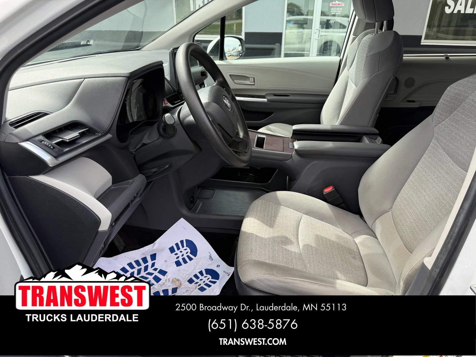 Used 2024 Toyota Sienna LE AWD/4WD image 5