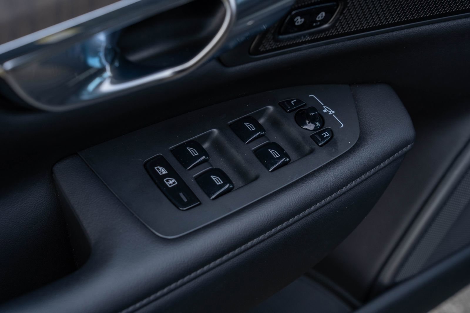 Used 2023 Volvo V90 B6 Cross Country Plus image 17