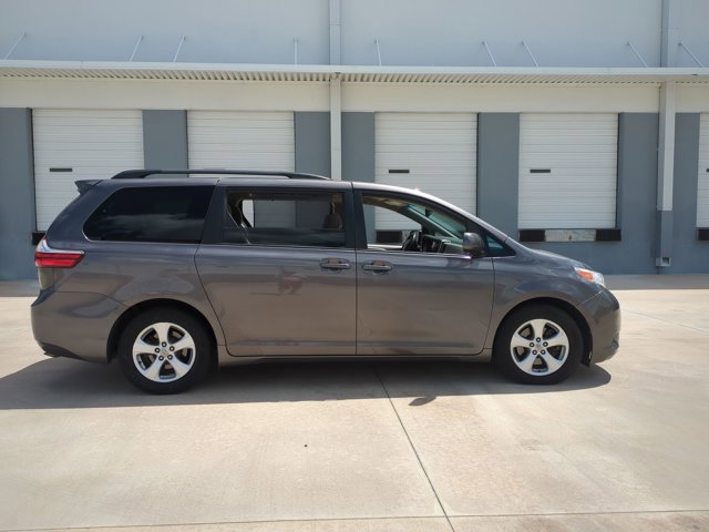 Used 2016 Toyota Sienna LE FWD image 4