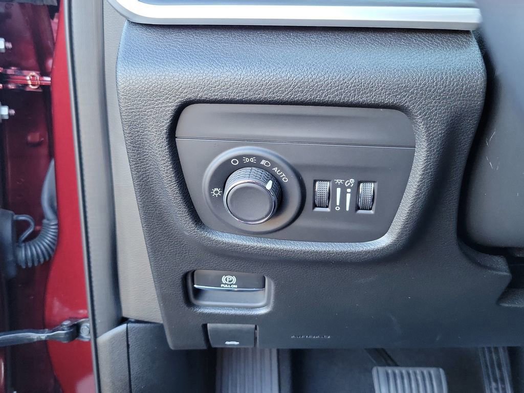 Used 2024 Jeep Grand Cherokee Laredo X w/ Trailer Tow Package AWD/4WD image 25