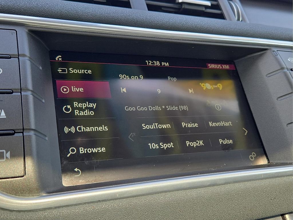 Used 2019 Land Rover Range Rover Evoque SE image 18