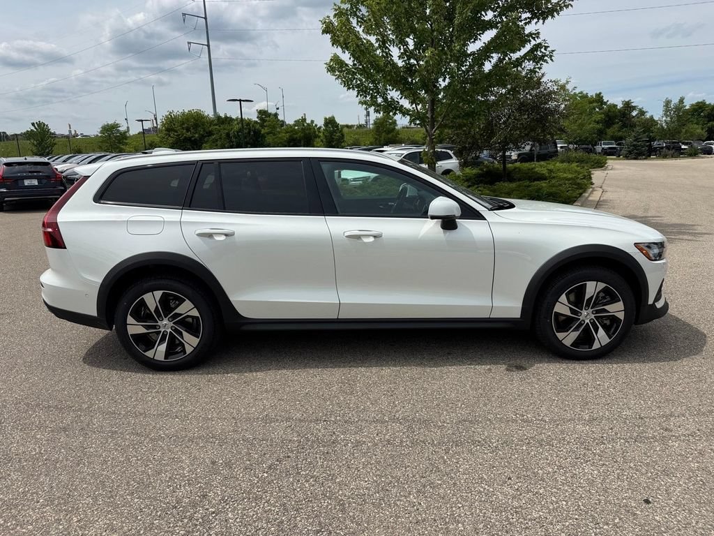 New 2026 Volvo V60 B5 Cross Country Plus w/ Climate Package AWD/4WD image 2