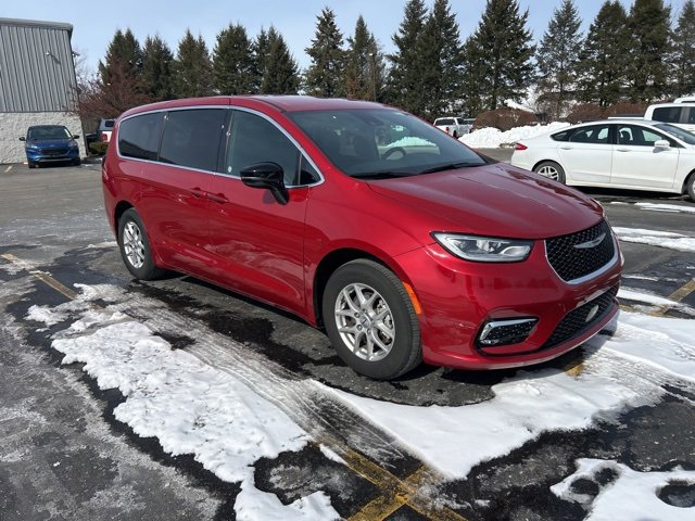 Used 2025 Chrysler Pacifica Select image 5