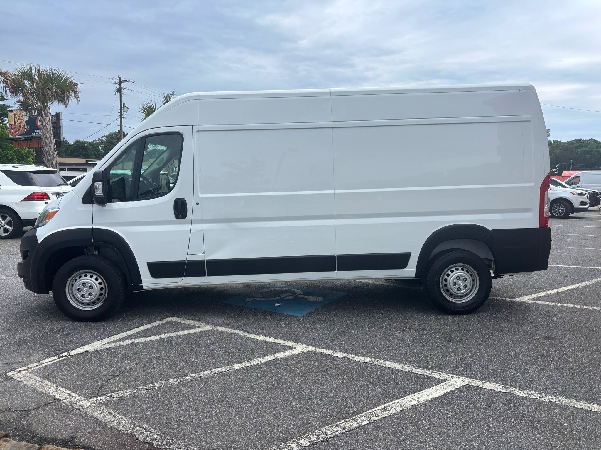 Used 2024 RAM ProMaster 2500 w/ Convenience Group FWD image 9