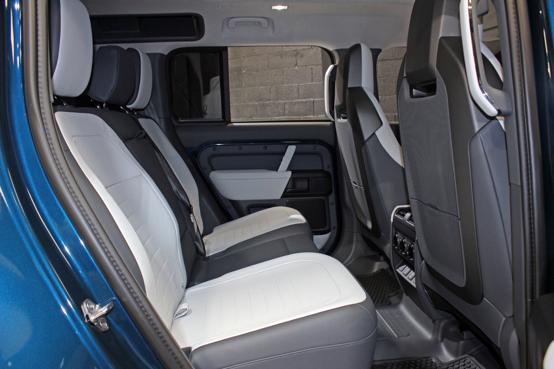 Used 2026 Land Rover Defender 110 image 52