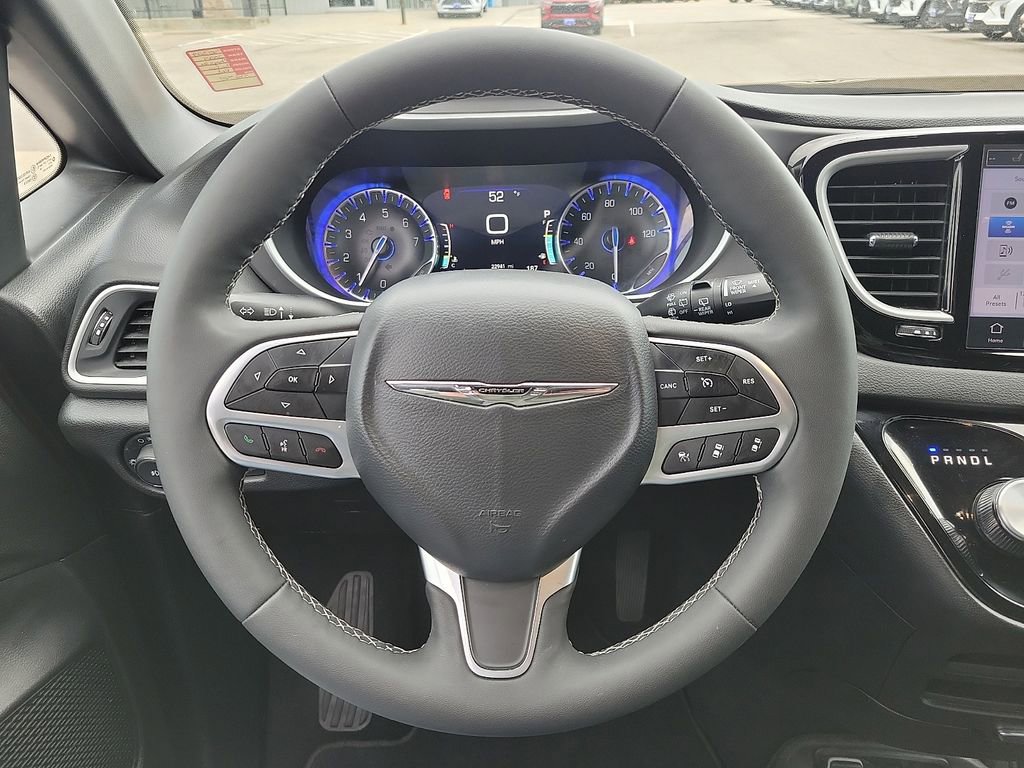 Used 2025 Chrysler Pacifica Select image 20