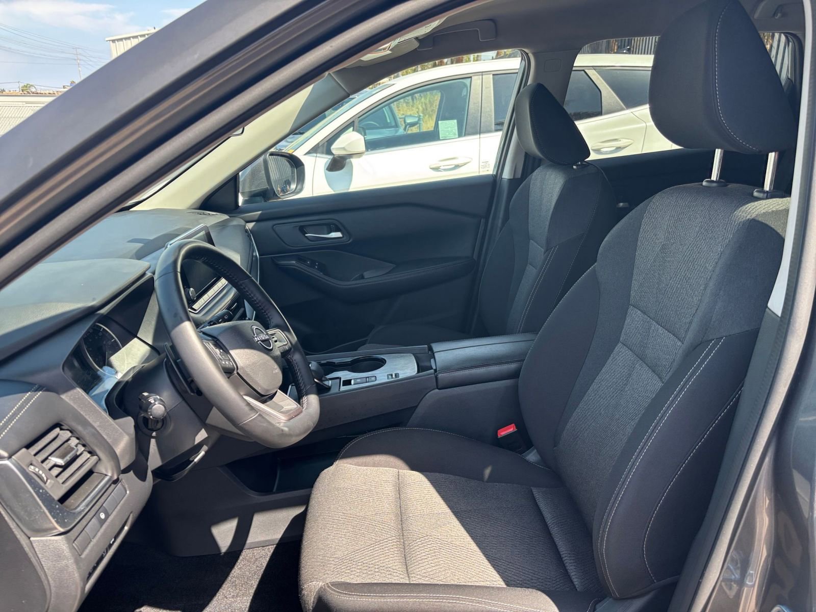 Used 2025 Nissan Rogue SV FWD image 29