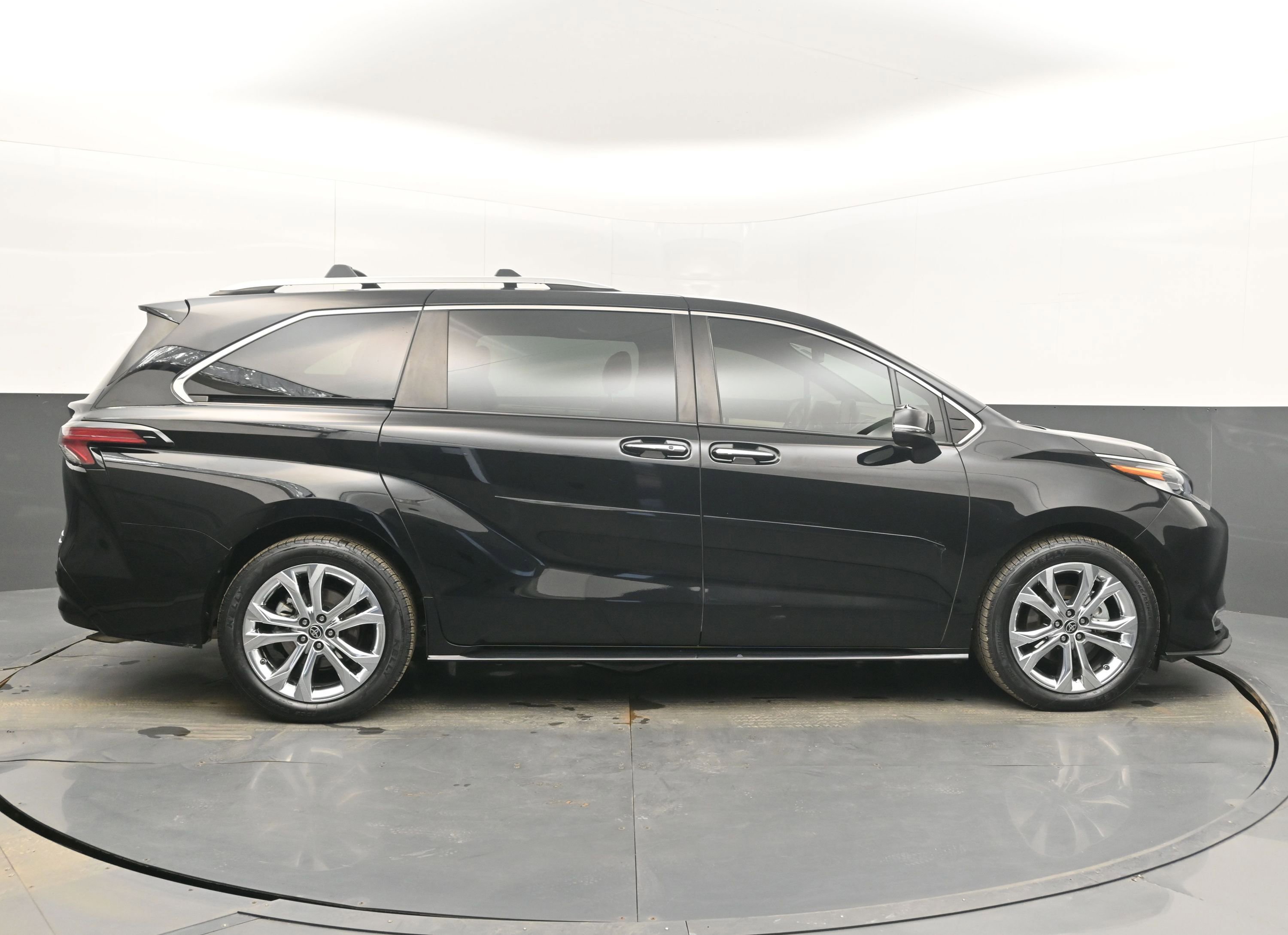 Used 2022 Toyota Sienna Platinum image 10