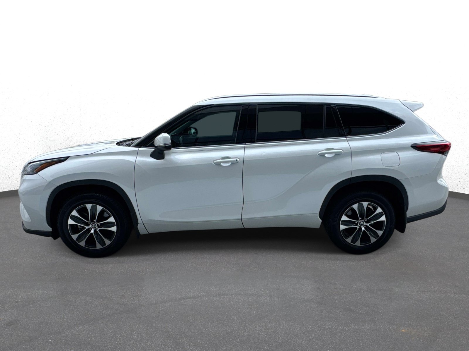 Used 2021 Toyota Highlander XLE AWD/4WD image 6