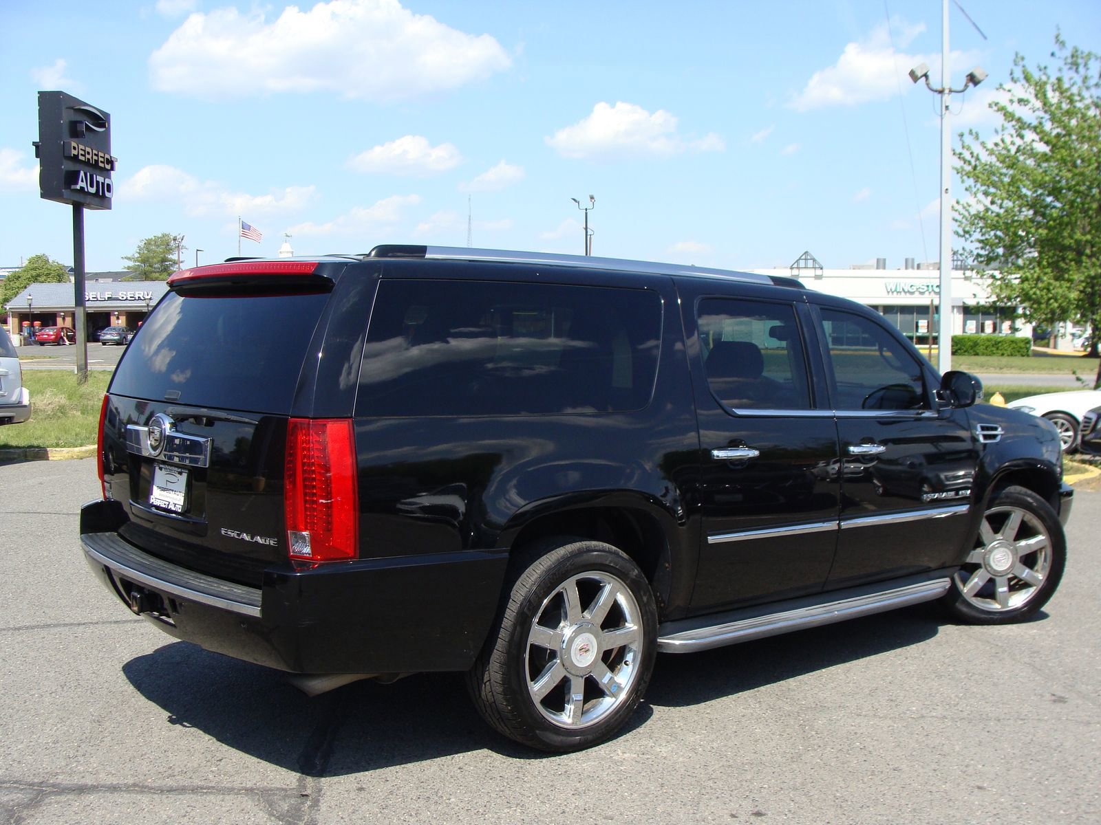 Used 2012 Cadillac Escalade ESV Luxury AWD/4WD image 6