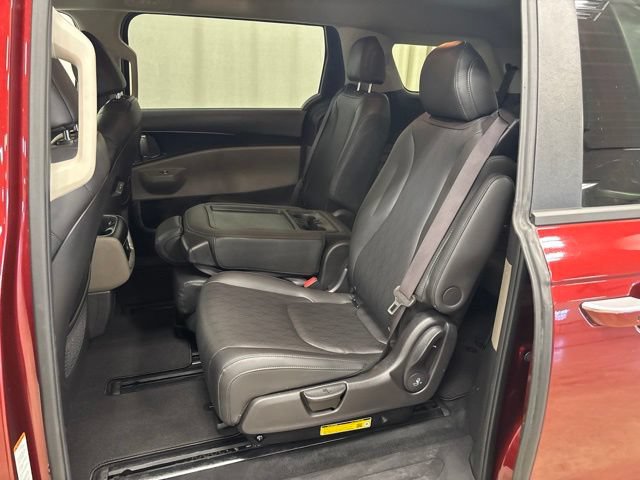 Used 2025 Kia Carnival FWD image 16