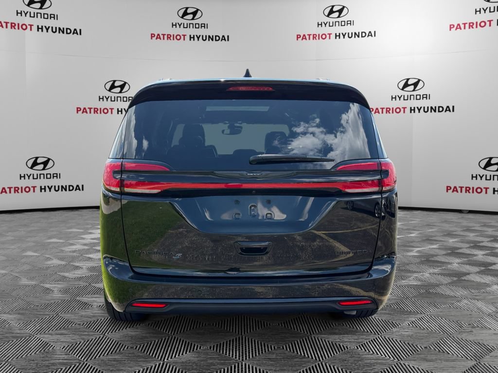 Used 2025 Chrysler Pacifica Limited FWD image 4