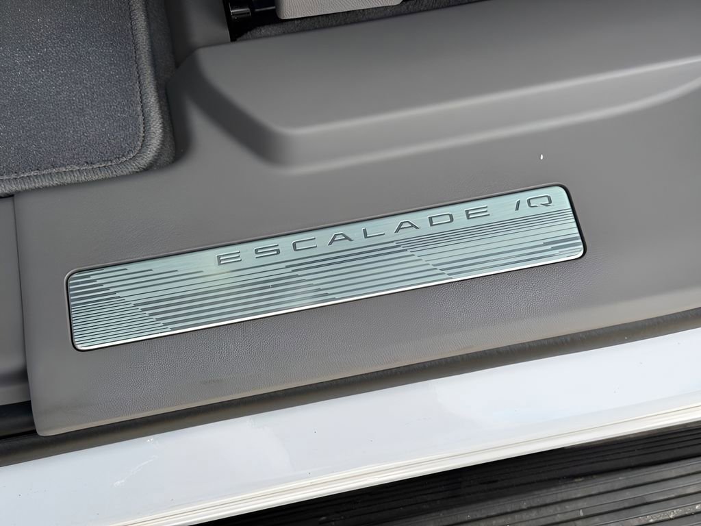 New 2026 Cadillac Escalade IQL Sport 1 w/ LPO, ONYX Package AWD/4WD image 18