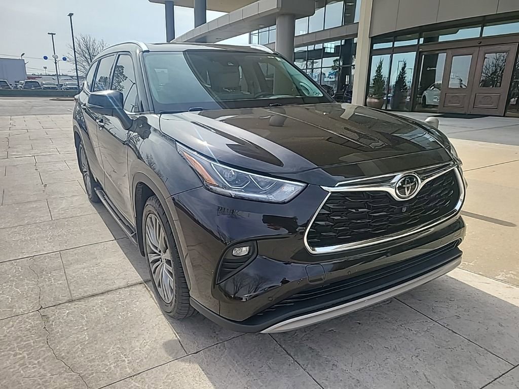 Used 2021 Toyota Highlander Platinum image 2