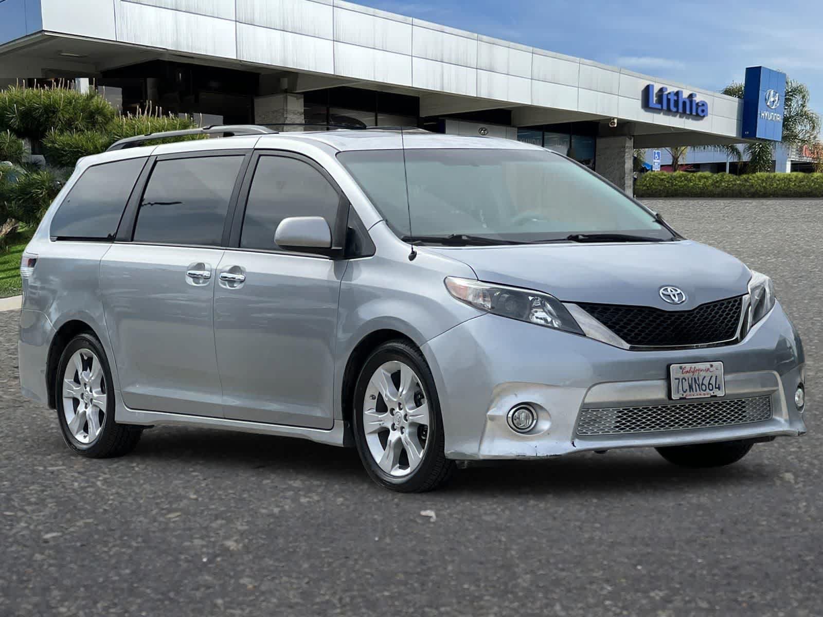 Used 2014 Toyota Sienna SE FWD image 10