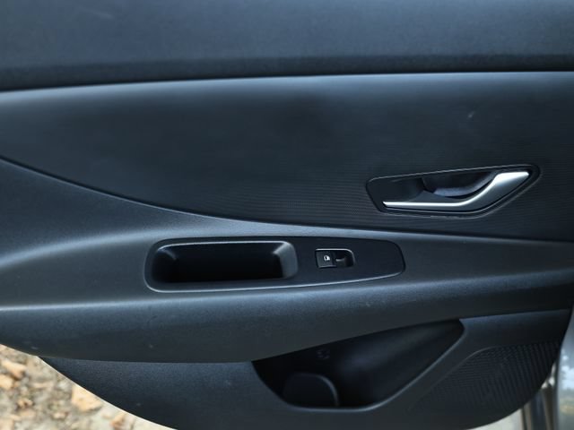 Used 2026 Hyundai Elantra SE FWD image 24