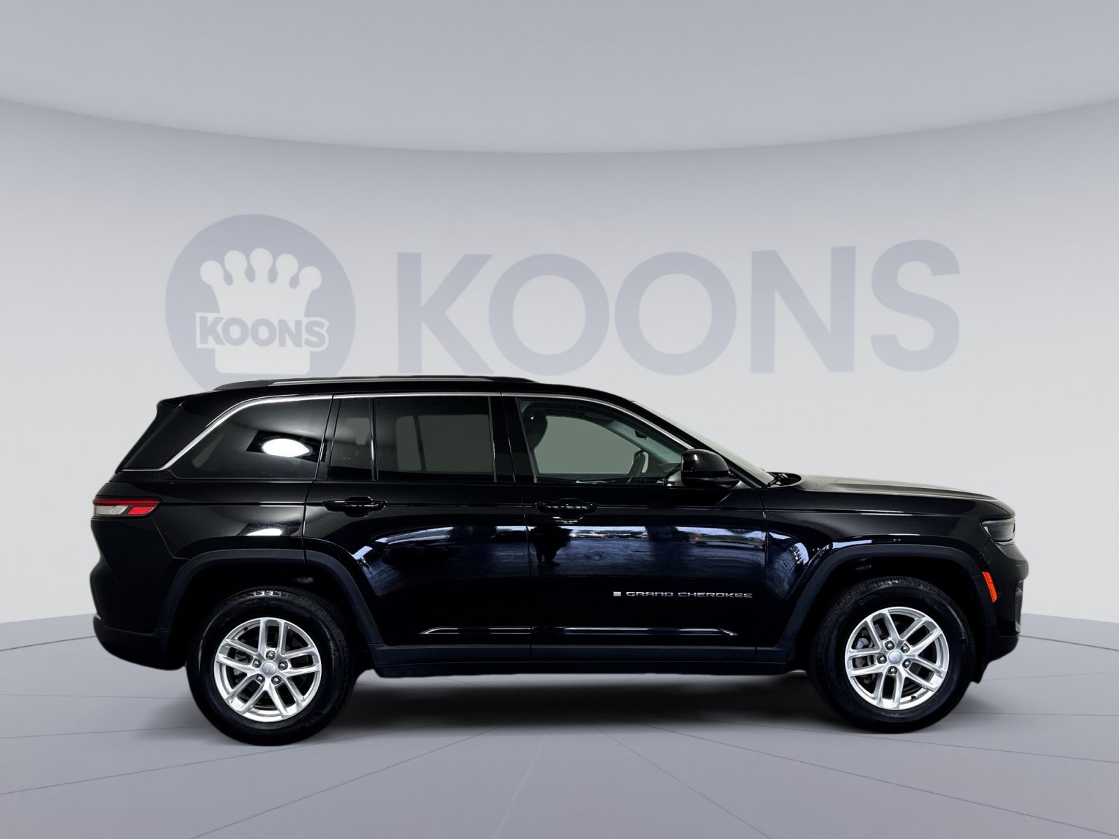 Used 2023 Jeep Grand Cherokee Laredo w/ Trailer Tow Prep Group (B) AWD/4WD image 8