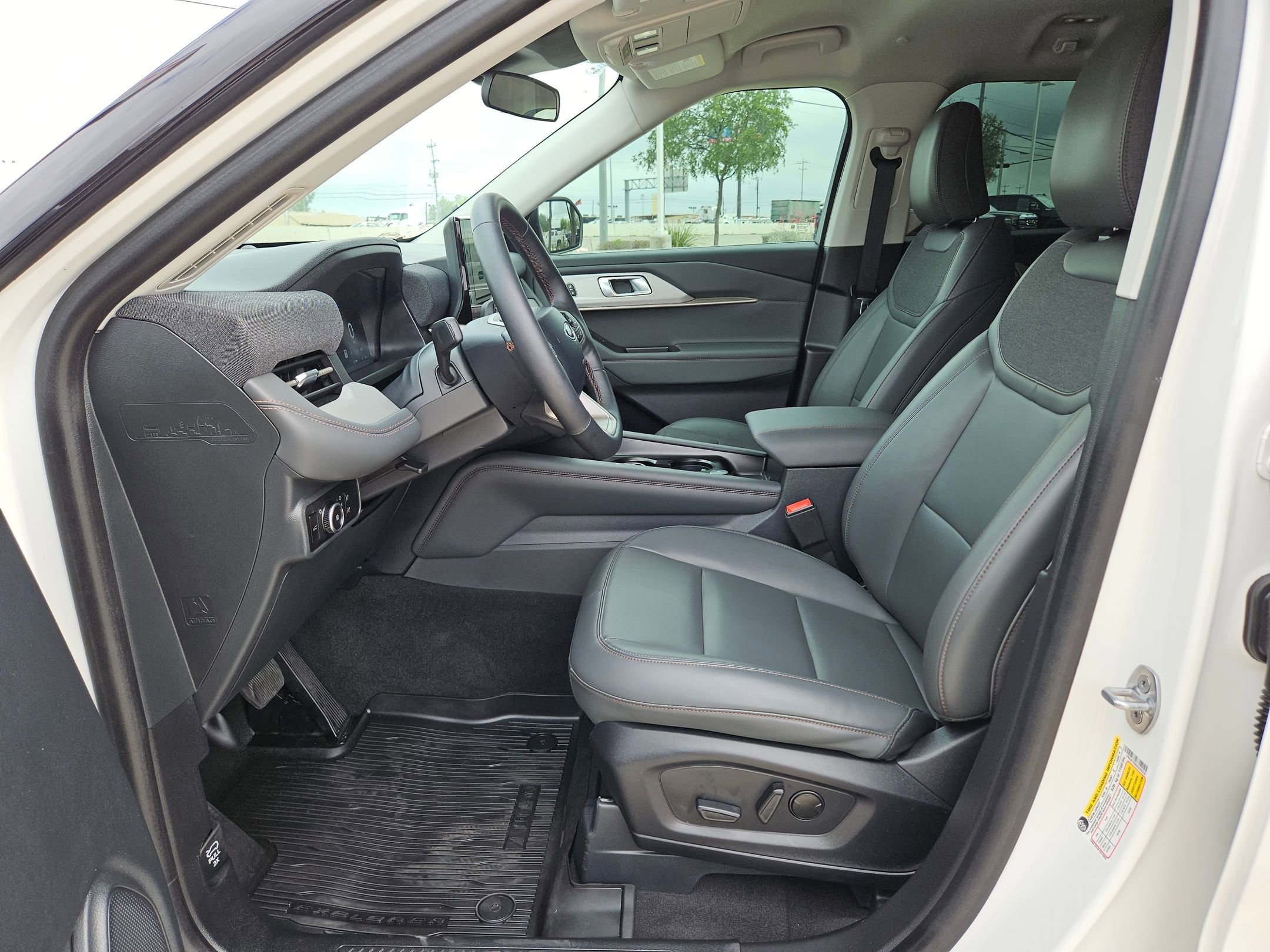 Used 2025 Ford Explorer Active w/ Active Comfort Package RWD image 9
