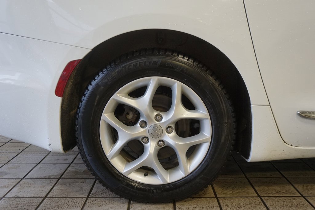 Used 2018 Chrysler Pacifica Touring-L w/ Tire & Wheel Group image 29