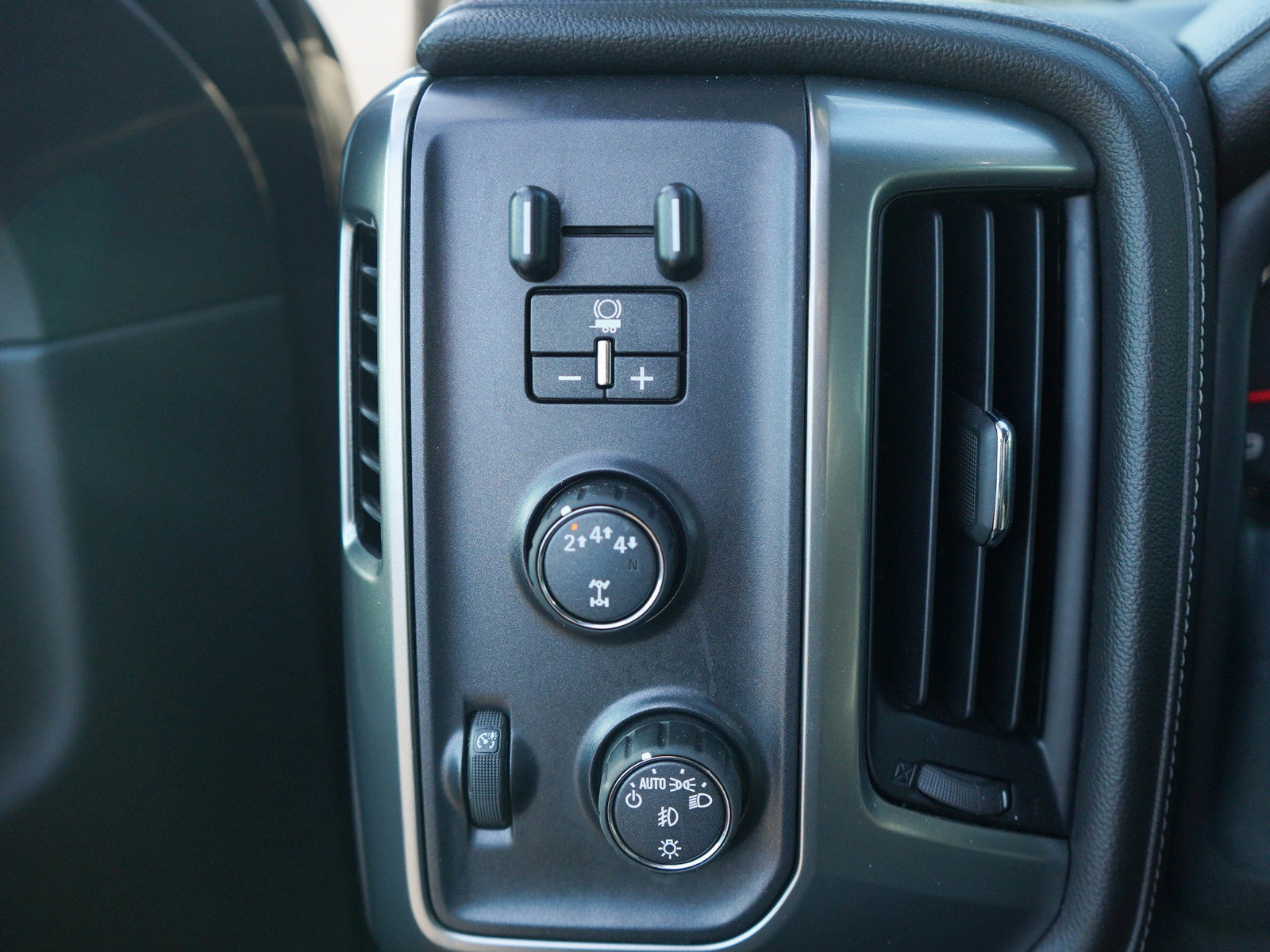 Used 2019 Chevrolet Silverado 2500 LTZ w/ Midnight Edition AWD/4WD image 24