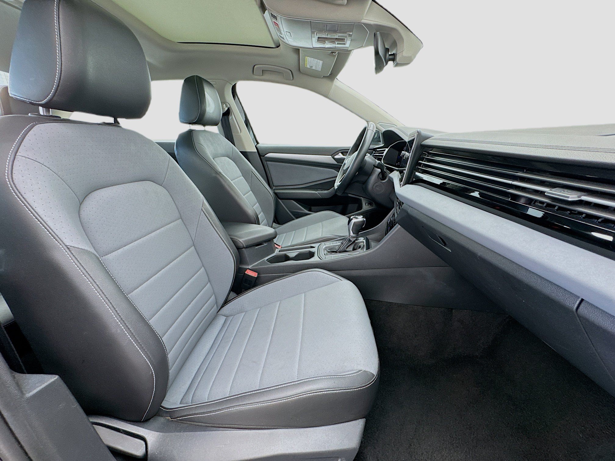 Used 2025 Volkswagen Jetta SE FWD image 19