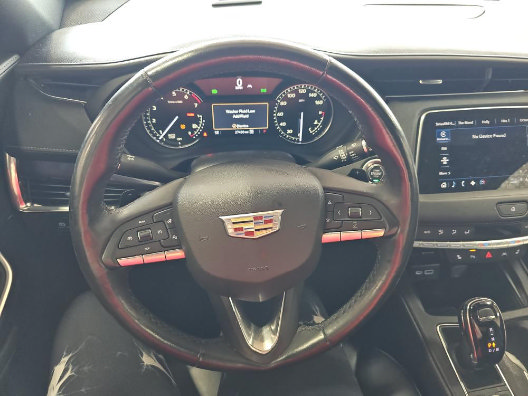 Used 2023 Cadillac XT4 Luxury w/ Cold Weather Package AWD/4WD image 10