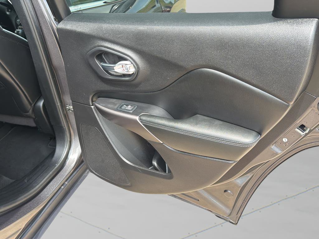 Used 2020 Jeep Cherokee Latitude Plus w/ Comfort/Convenience Group FWD image 11