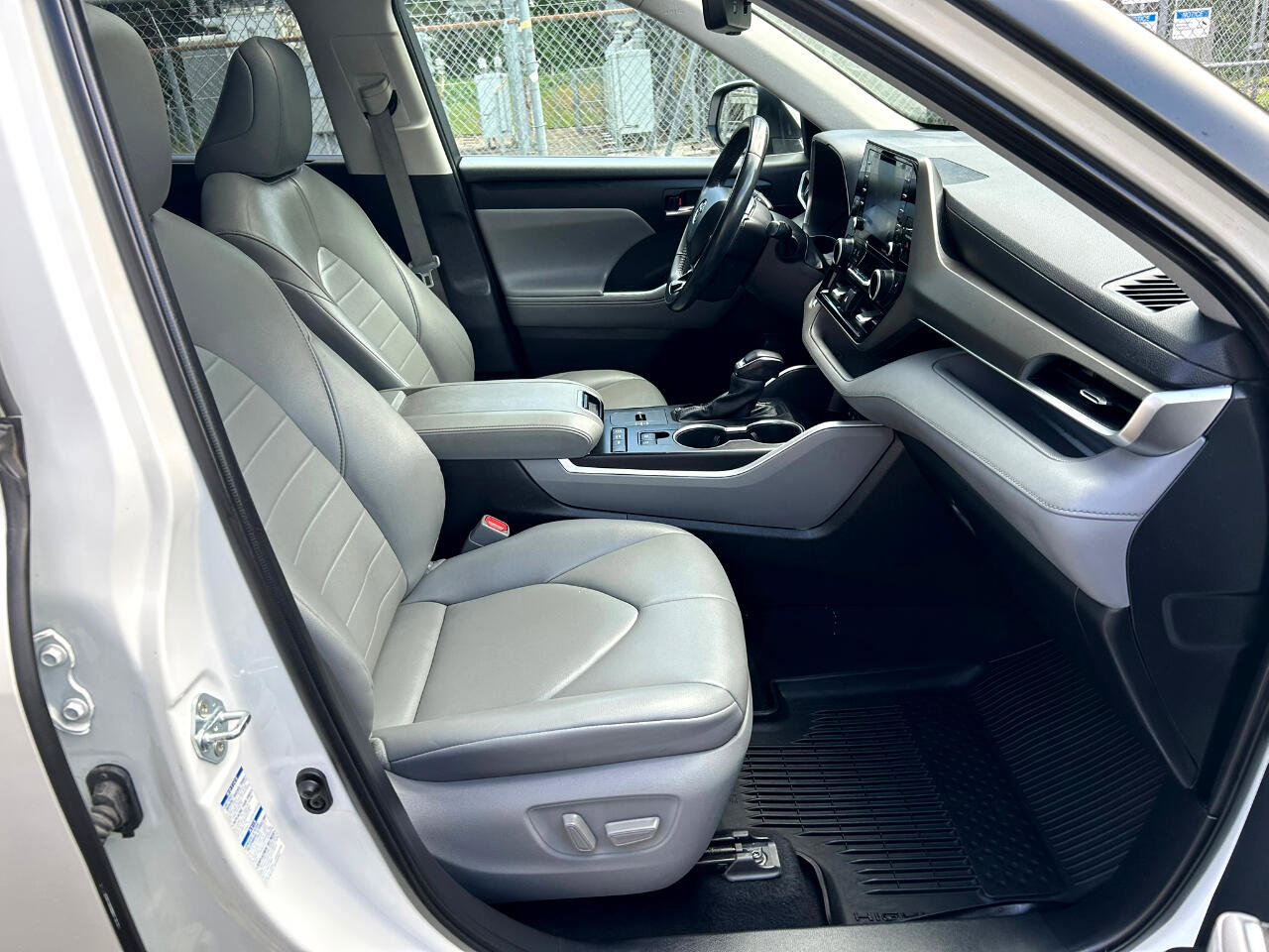 Used 2021 Toyota Highlander XLE image 21