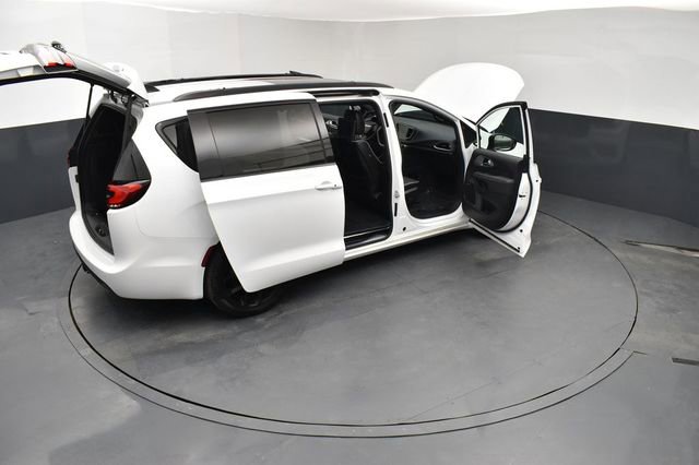 Used 2024 Chrysler Pacifica Limited w/ Uconnect Theater Family Group image 30