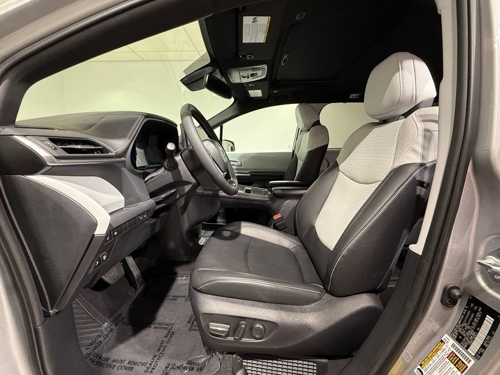 Used 2025 Toyota Sienna XSE w/ XSE Plus Package AWD/4WD image 13