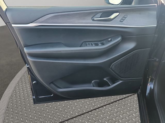 New 2025 Jeep Grand Cherokee L Limited w/ Luxury Tech Group II image 32