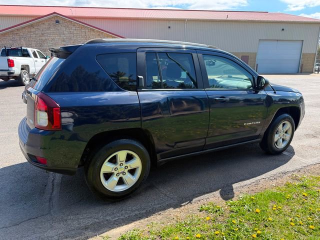 Used 2017 Jeep Compass Latitude FWD image 4