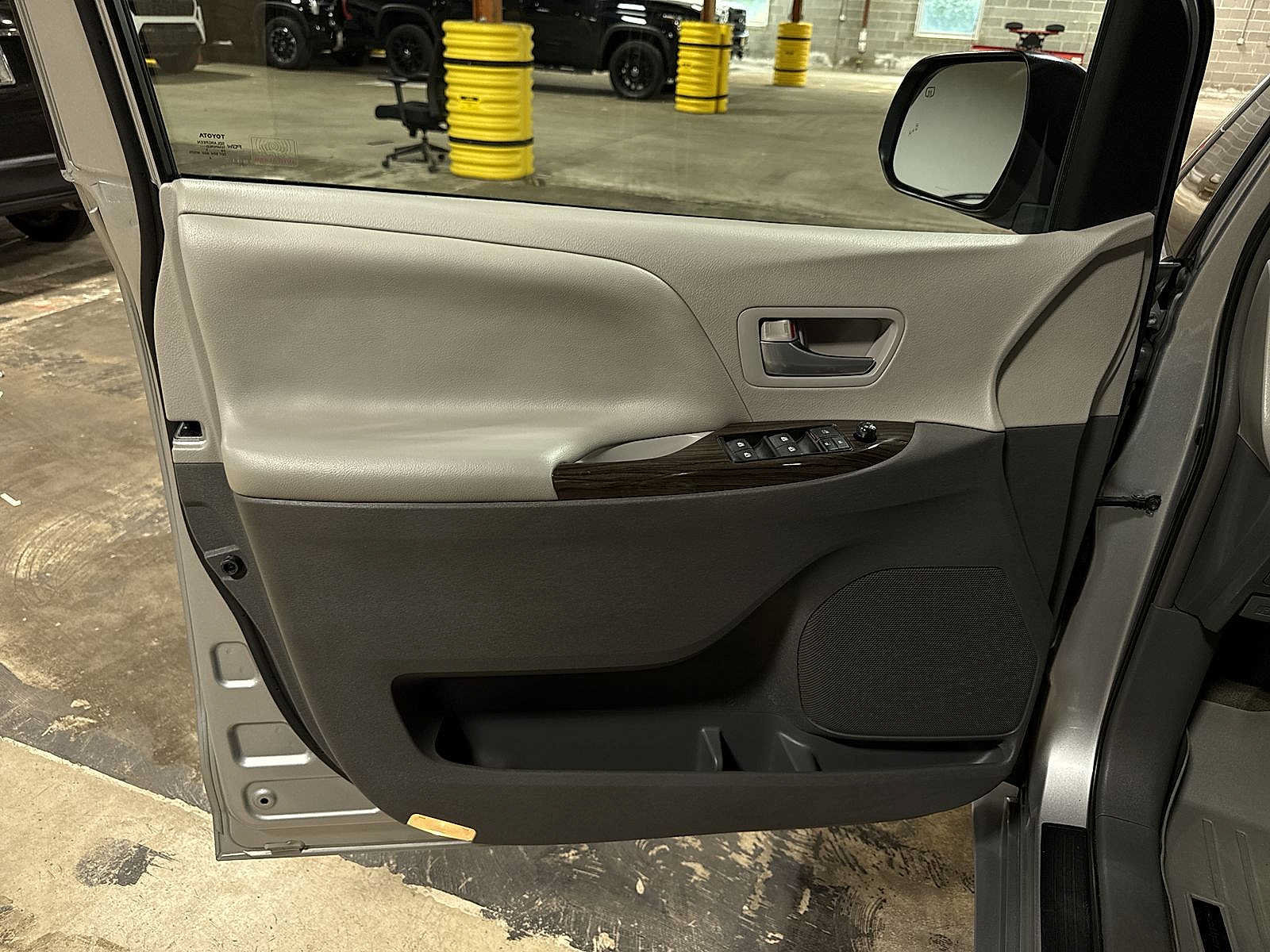 Used 2015 Toyota Sienna XLE w/ XLE Navigation Package FWD image 33