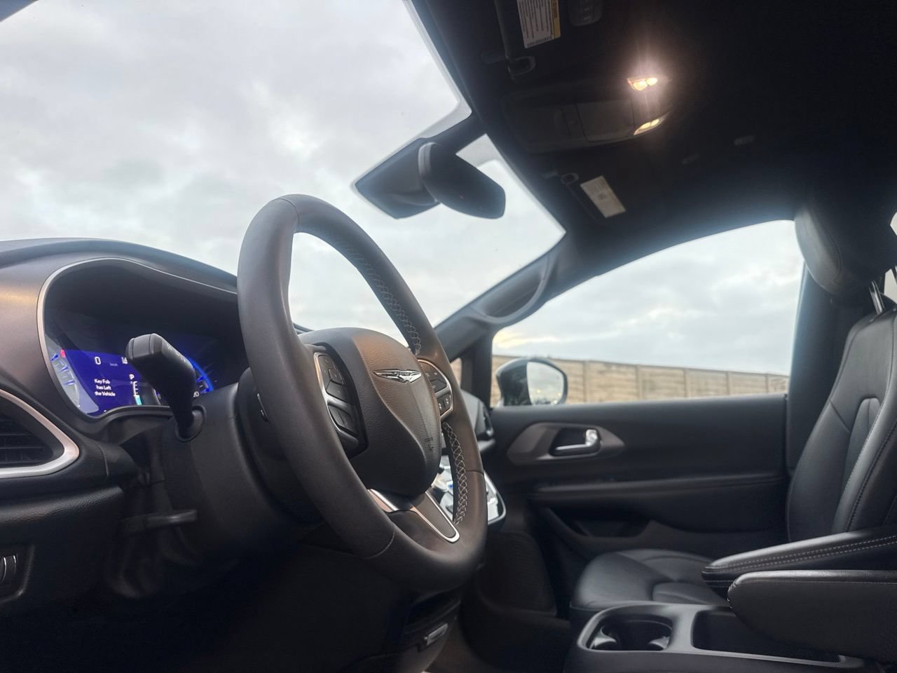 Used 2025 Chrysler Pacifica Select FWD image 37