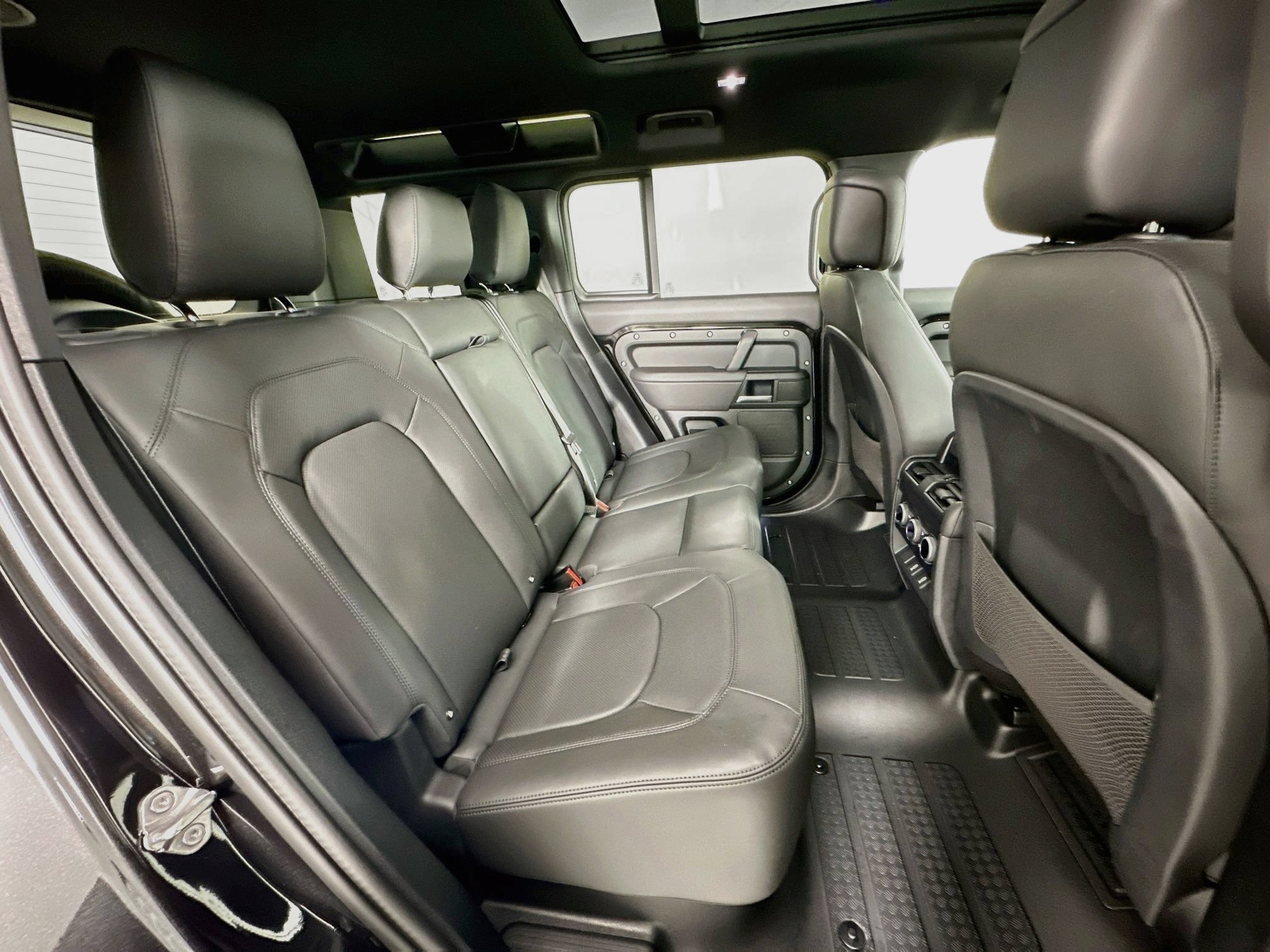 New 2026 Land Rover Defender 110 X-Dynamic SE AWD/4WD image 25