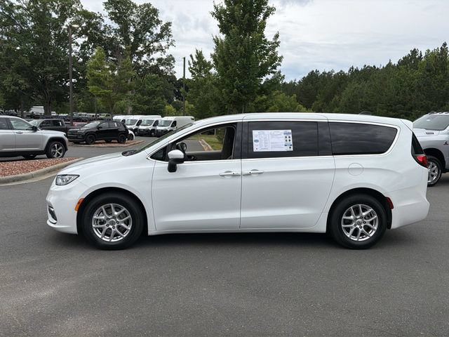 Used 2023 Chrysler Pacifica Touring-L FWD image 10