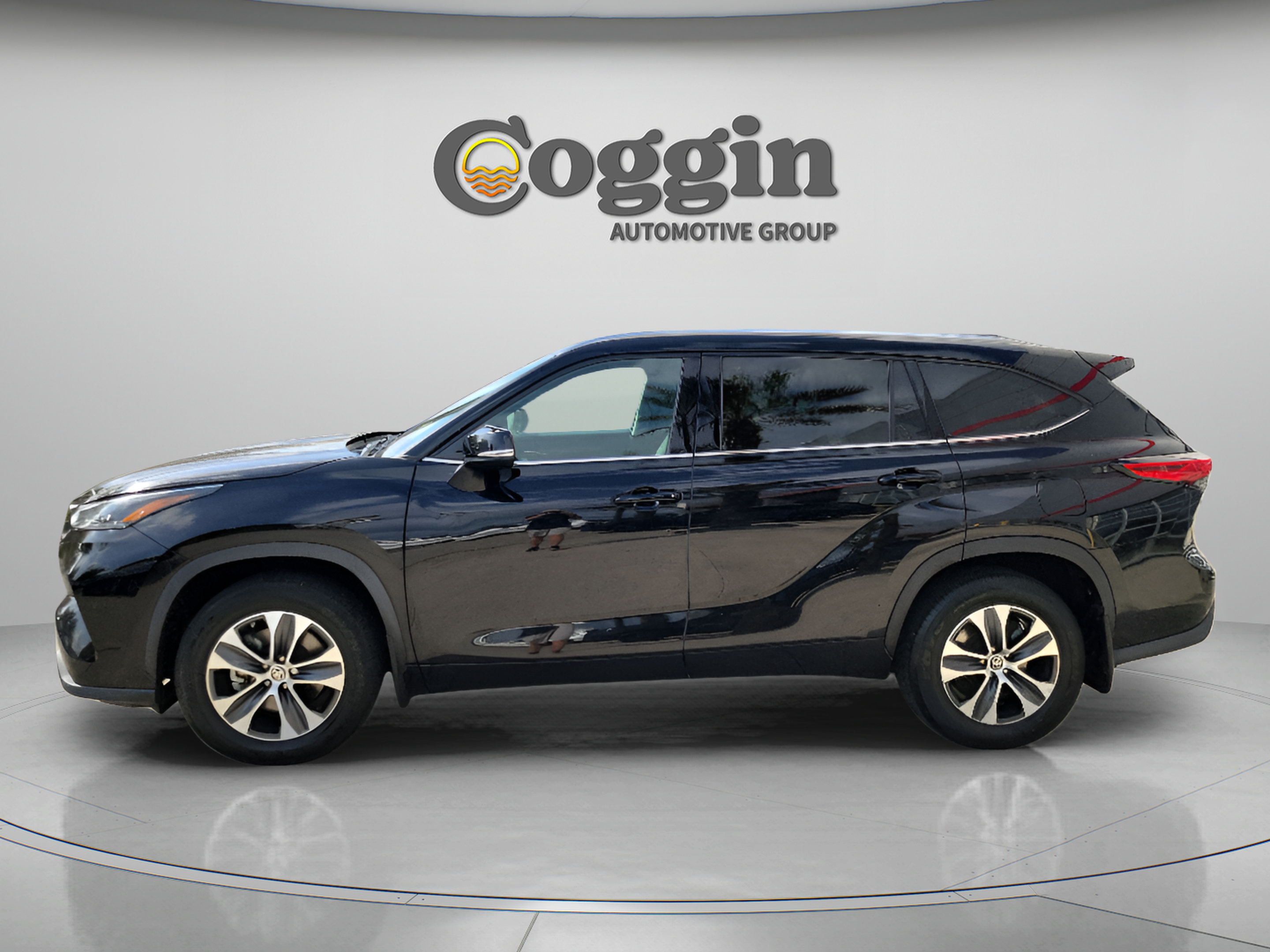Used 2021 Toyota Highlander XLE AWD/4WD image 2