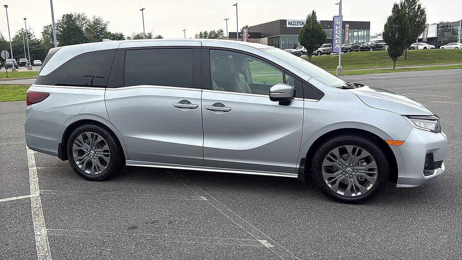 Used 2025 Honda Odyssey Touring image 3