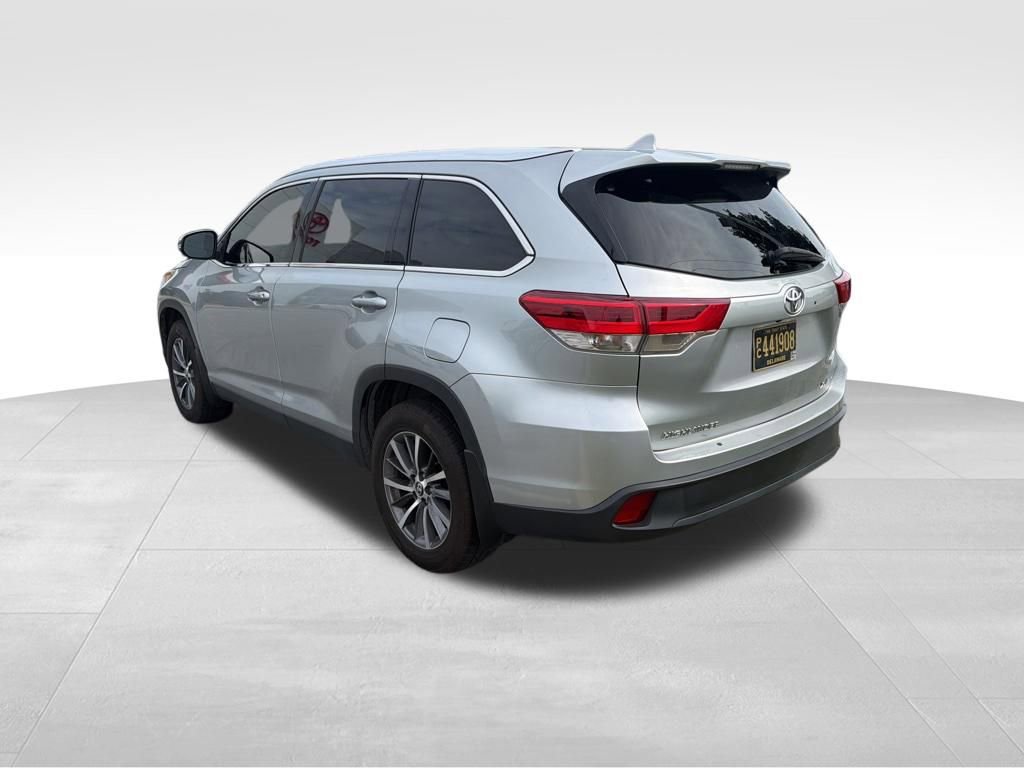 Used 2019 Toyota Highlander XLE AWD/4WD image 4