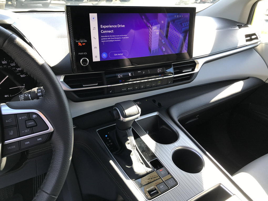 Used 2025 Toyota Sienna XLE image 19