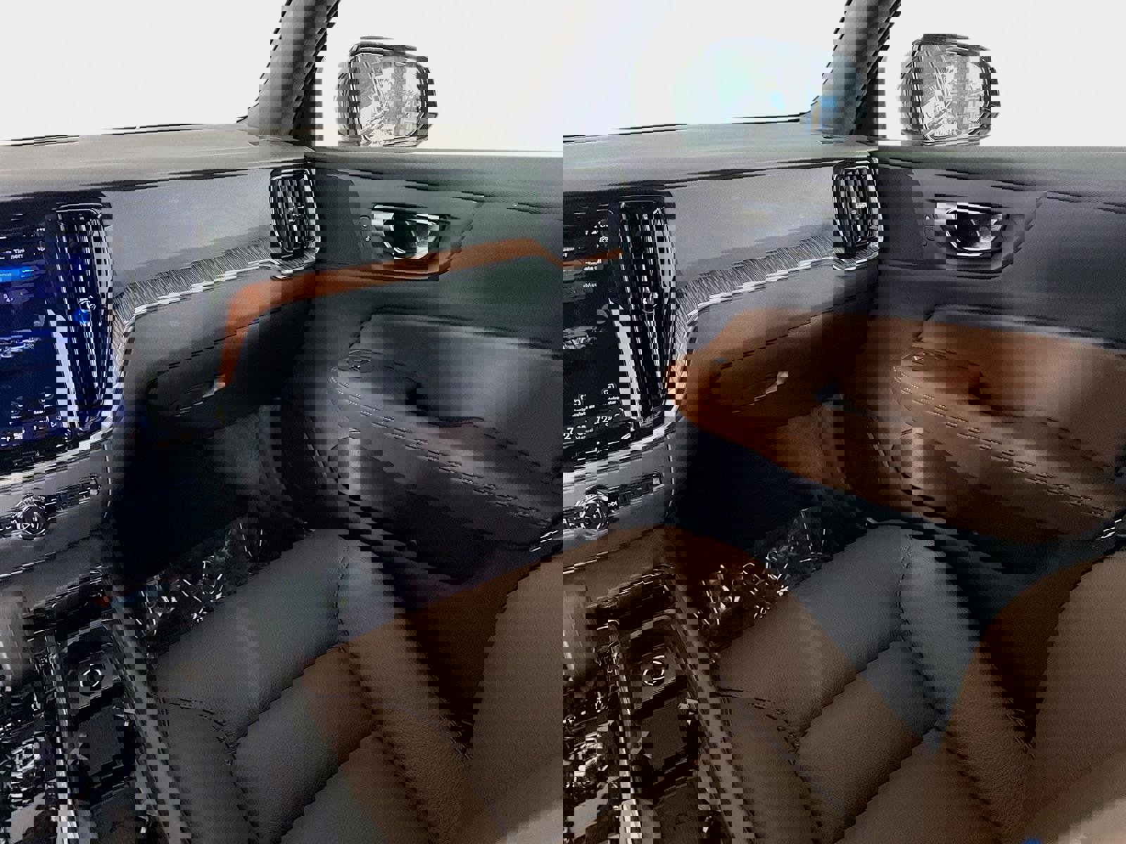 Used 2025 Volvo V60 B5 Cross Country Plus image 26