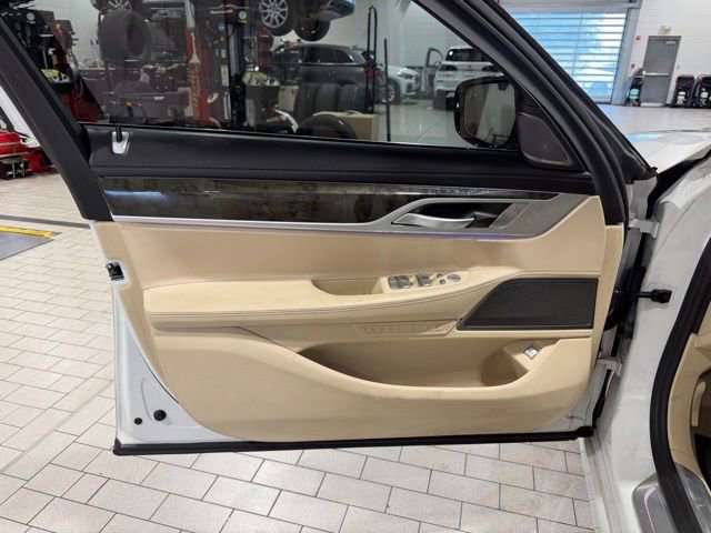 Used 2020 BMW 740i w/ Premium Package RWD image 13