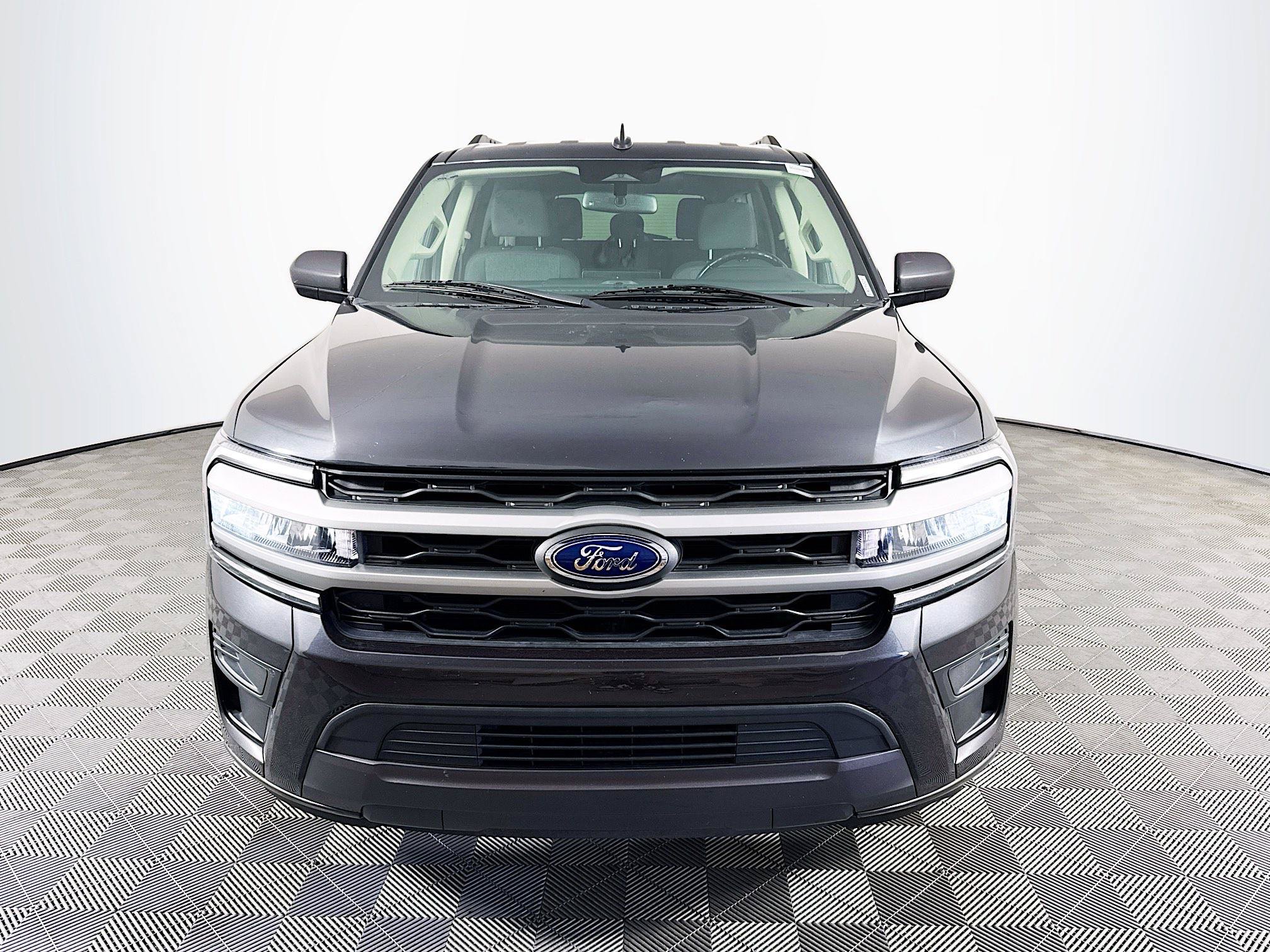 Used 2024 Ford Expedition Max XLT RWD image 2