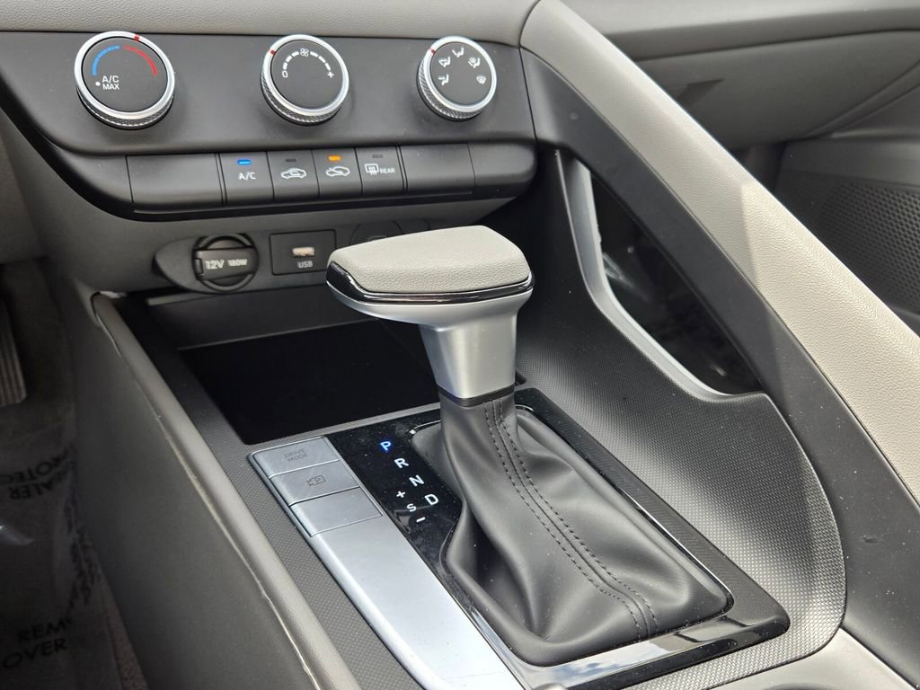 Used 2025 Hyundai Elantra SE FWD image 21