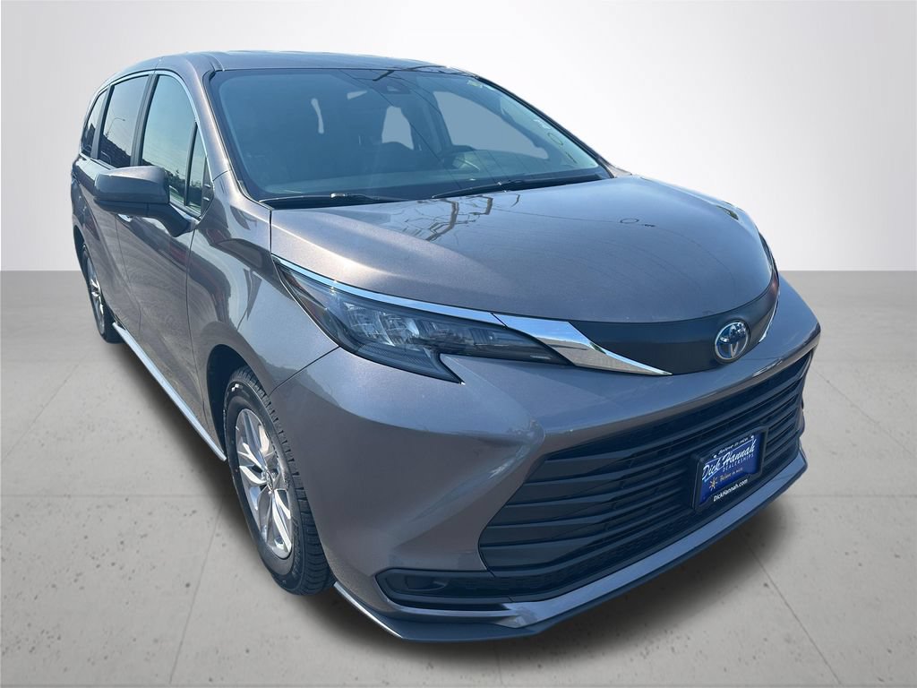 Used 2024 Toyota Sienna LE AWD/4WD image 5