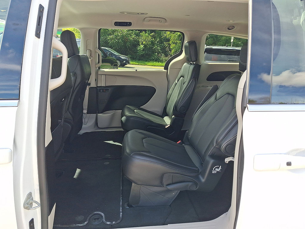 Used 2024 Chrysler Pacifica Touring-L FWD image 49