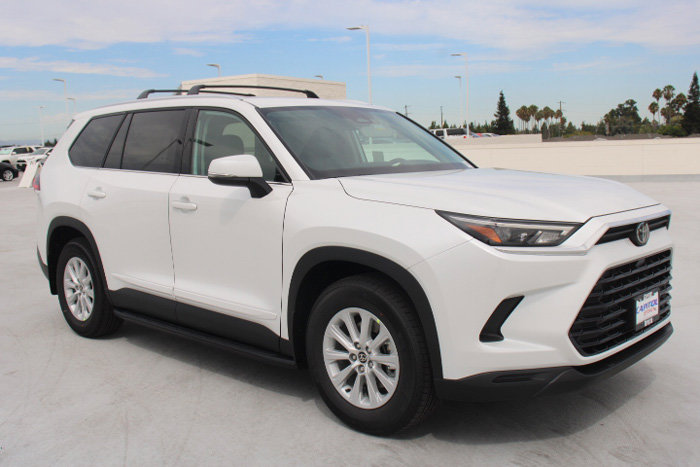 New 2026 Toyota Grand Highlander XLE FWD image 2