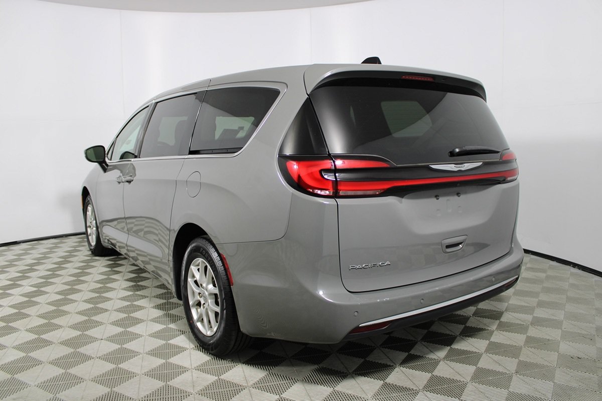 Used 2023 Chrysler Pacifica Touring-L FWD image 30